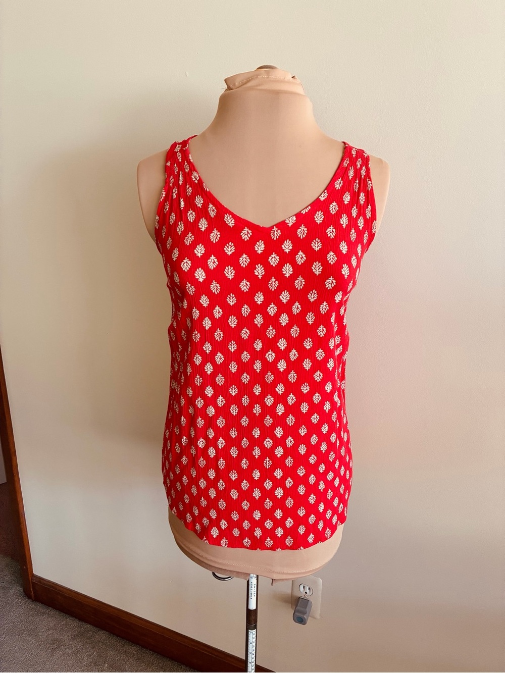 Like New Eddie Bauer Medium Tank Top Coral Red Crinkle Rayon